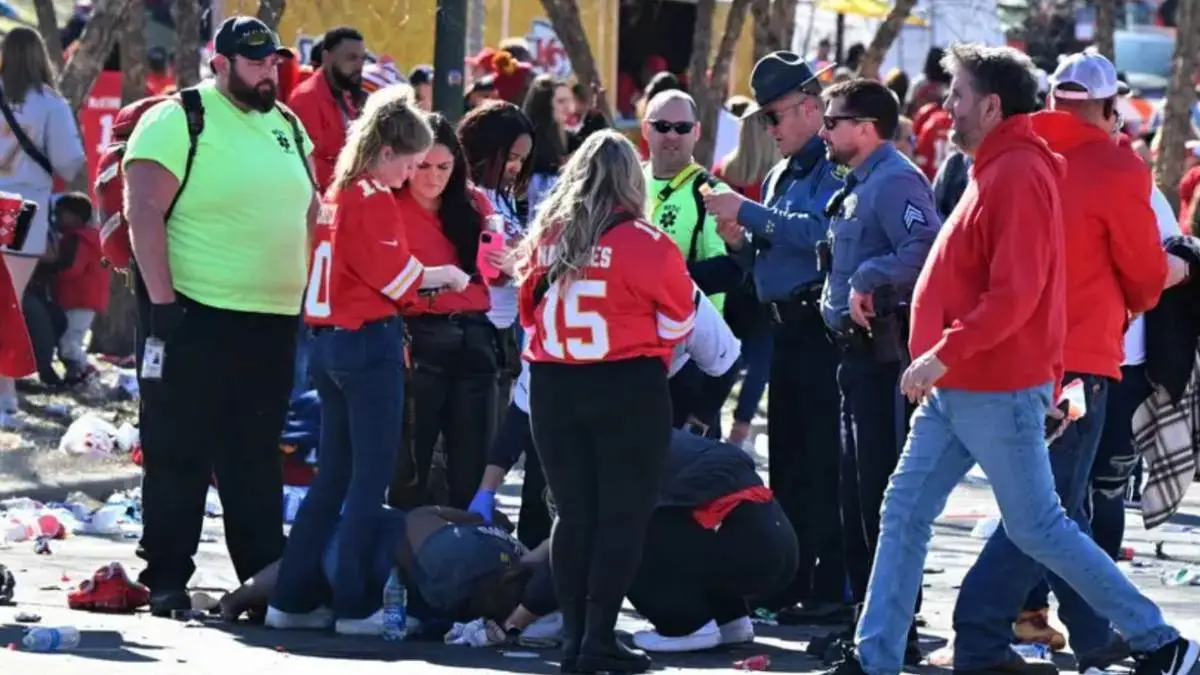 Balacera en desfile de los Chiefs de Kansas City; un muerto y nueve heridos