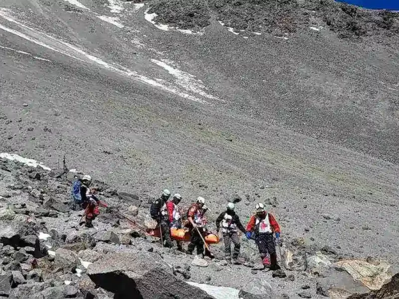 Hallan sin vida a guía de alpinistas extraviado en el Pico de Orizaba