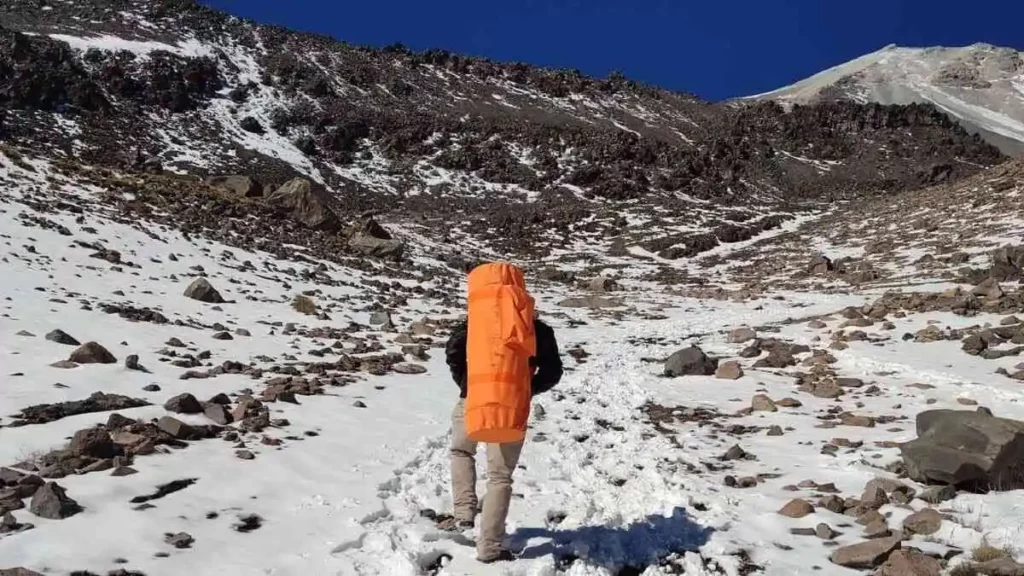 Rescatan a siete alpinistas extraviados en el Pico de Orizaba; buscan a cuatro más