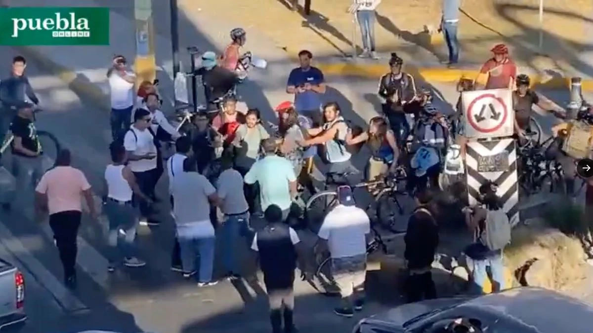 Cierran Vía Atlixcáyotl; se desata pelea entre manifestantes y conductores