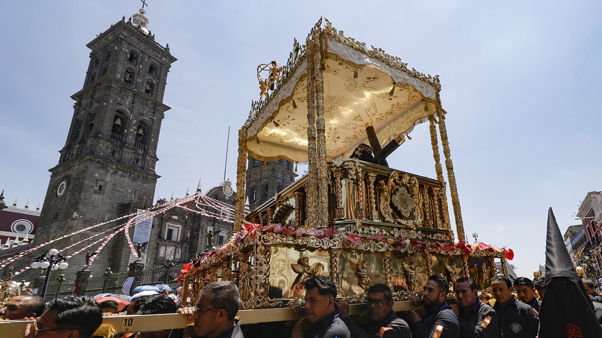Miles de fieles participaron en la Procesión de Viernes Santo en Puebla