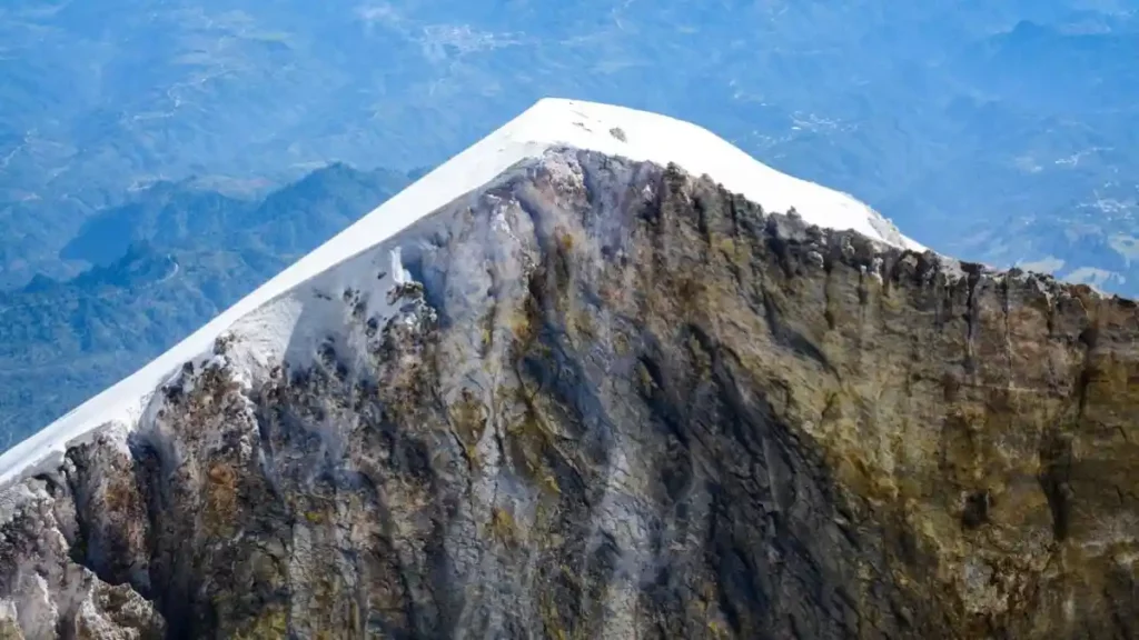 Vista áerea del volcán Citlaltépetl.