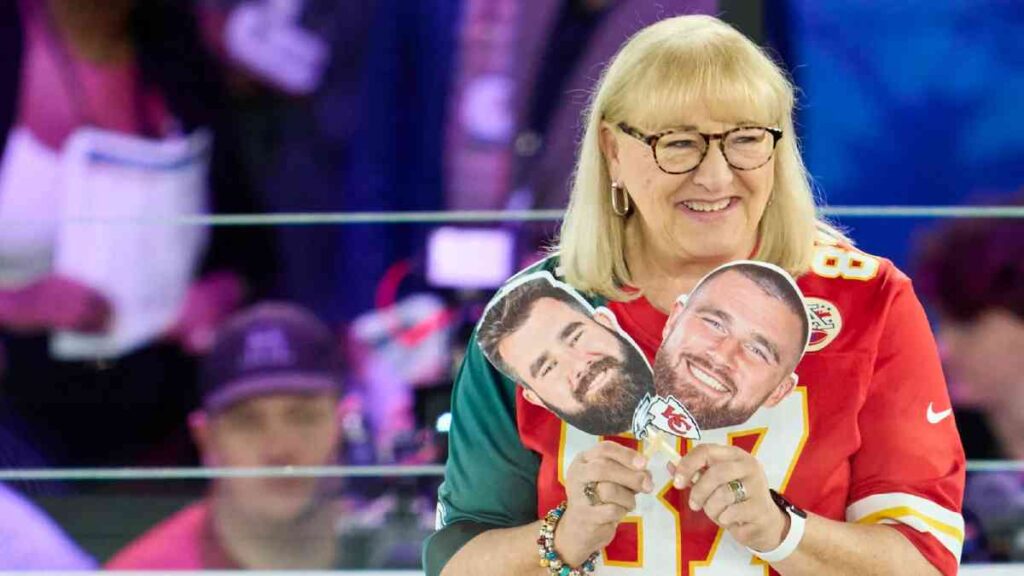 Donna Kelce usando un jersey especial con los equipos de sus hijos, Philadelphia Eagles y Kansas City Chiefs.