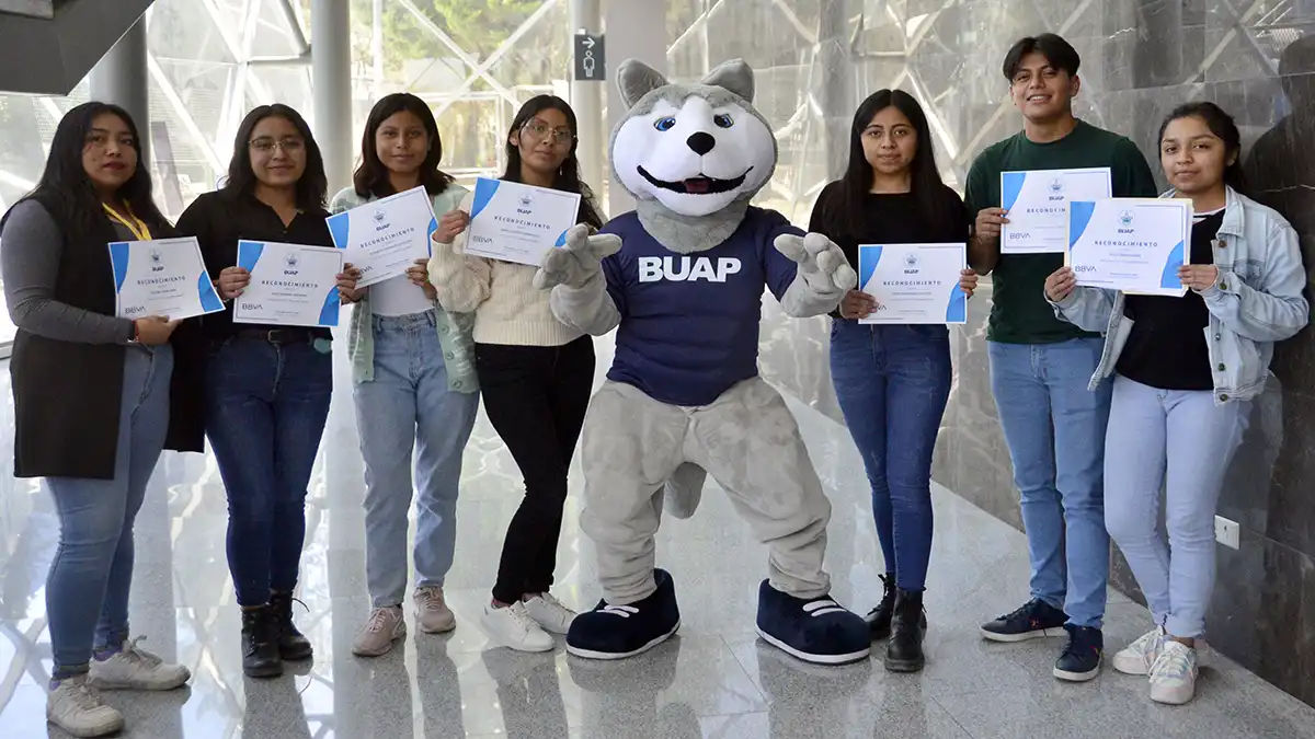 Estudiantes de la BUAP reciben becas BBVA