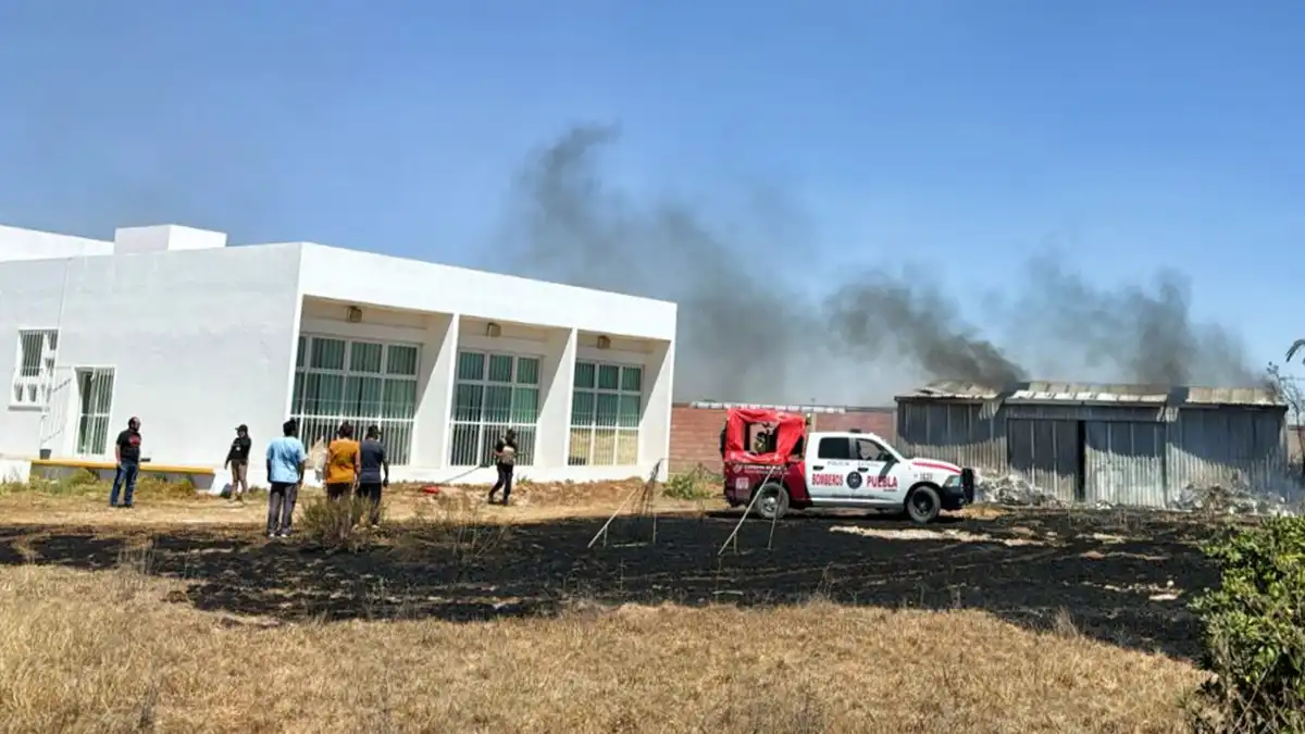Sin lesionados tras incendio en inmediaciones del Hospital General de Tepeaca
