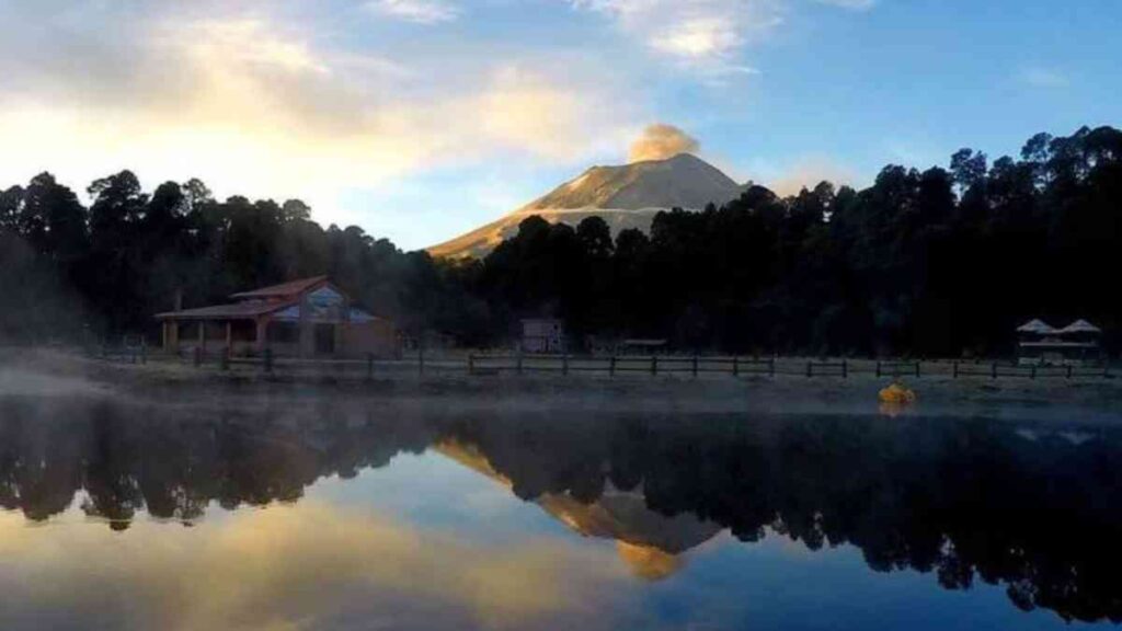 Paisaje del volcán Popocatépetl visto desde el centro ecoturístico Apatlaco.