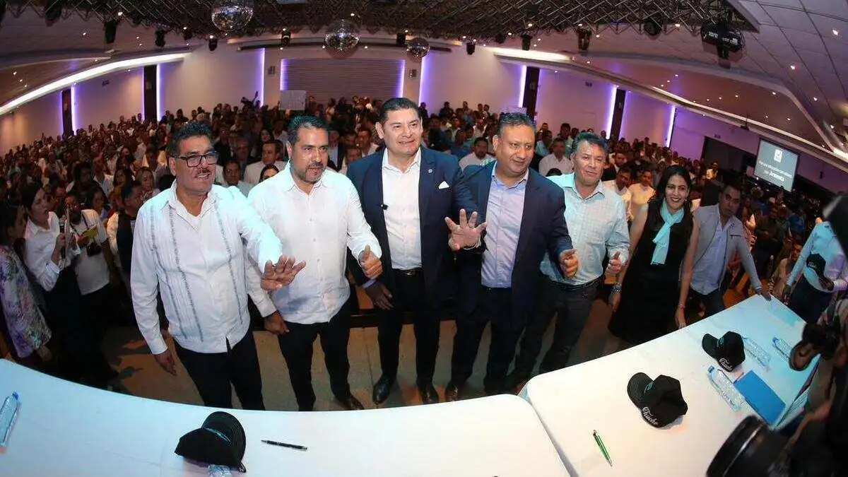 Alejandro Armenta recibe constancia de Nueva Alianza como candidato a la gubernatura