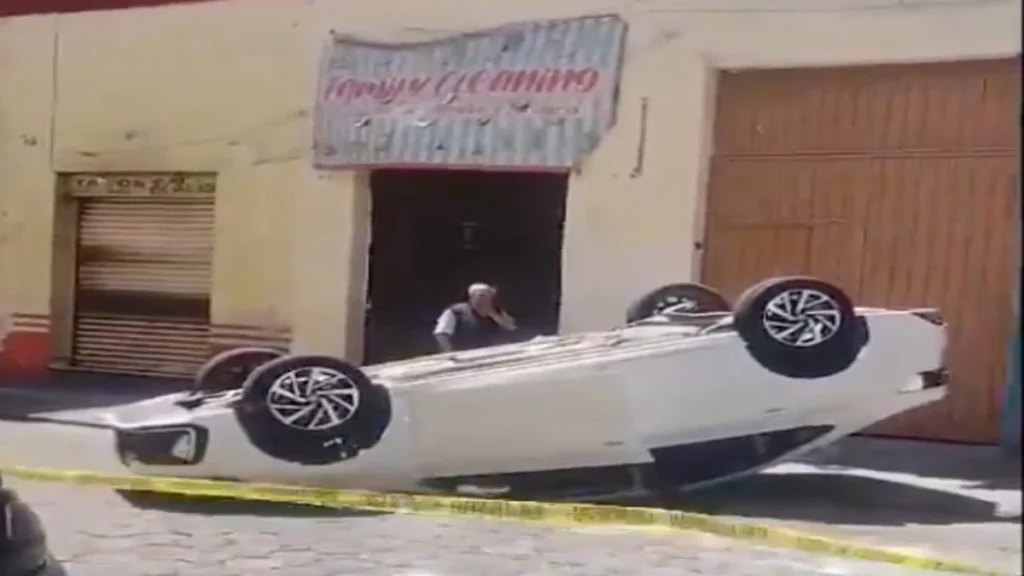 Vuelca vehículo tras colisión en el centro de Puebla