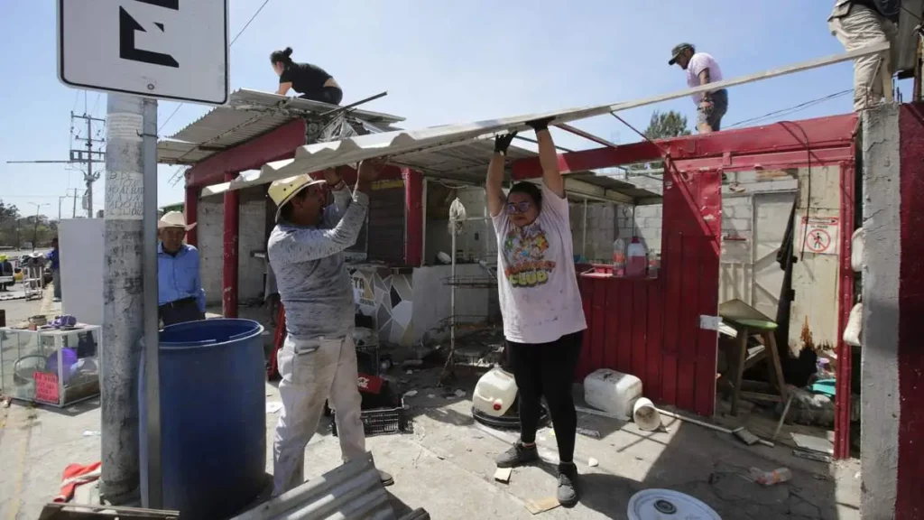Desalojan a vendedores y desmontan locales frente al Cereso de Puebla