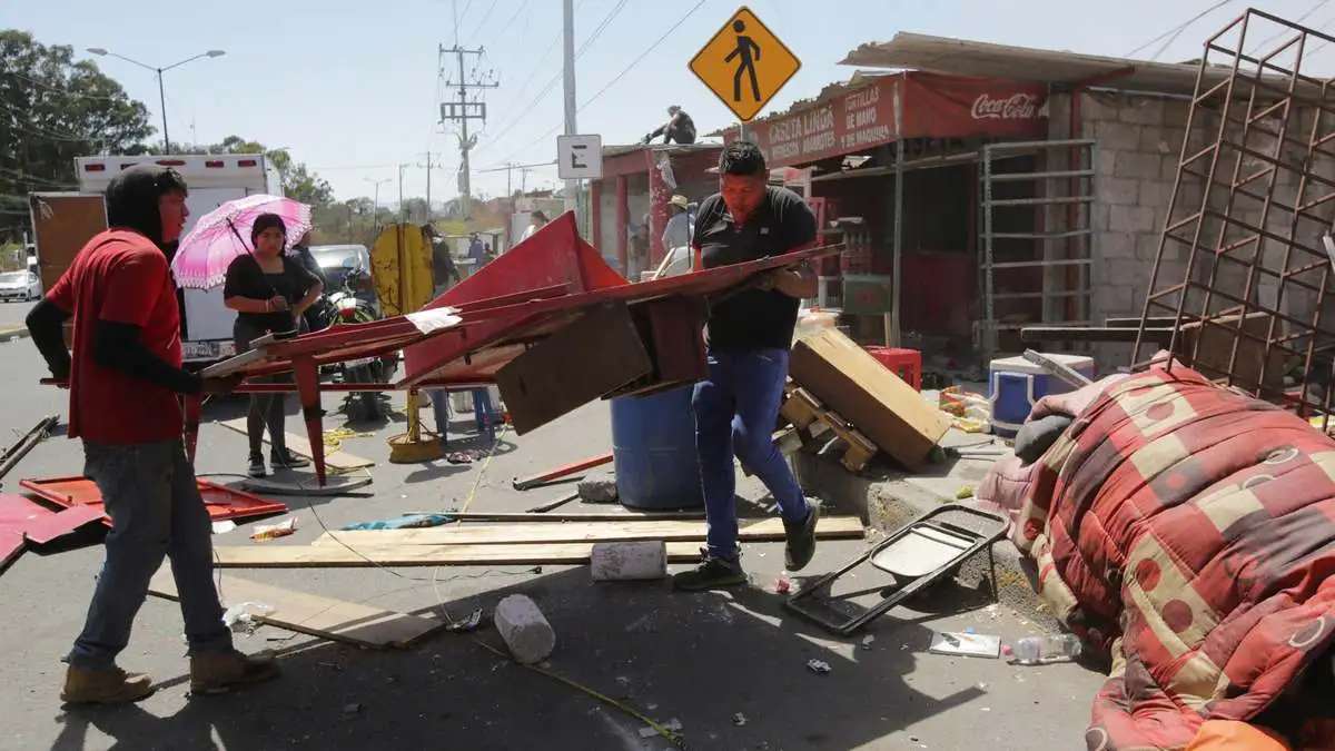 Desalojan a vendedores y desmontan locales frente al Cereso de Puebla