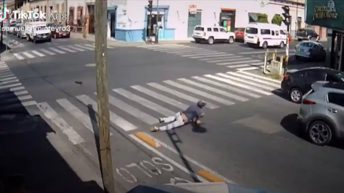Hombre que sufrió una caída al cruzar una ciclovía de Puebla.