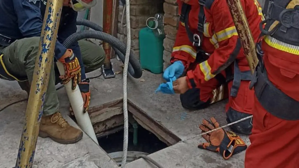Rescatan a hombre que se desmayó al limpiar una cisterna en Puebla