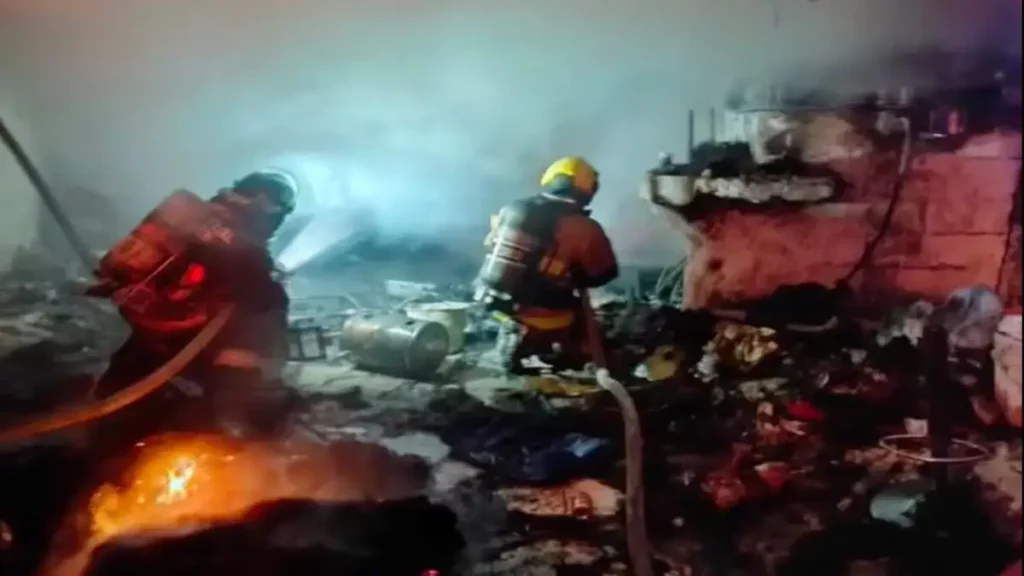 Se incendia casa y familia es rescatada en Puebla