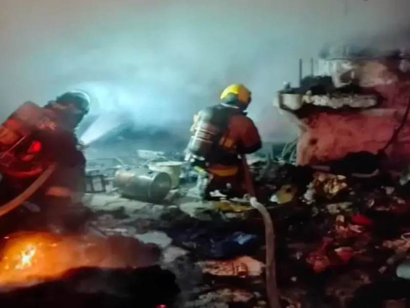 Se incendia casa y familia es rescatada en Puebla