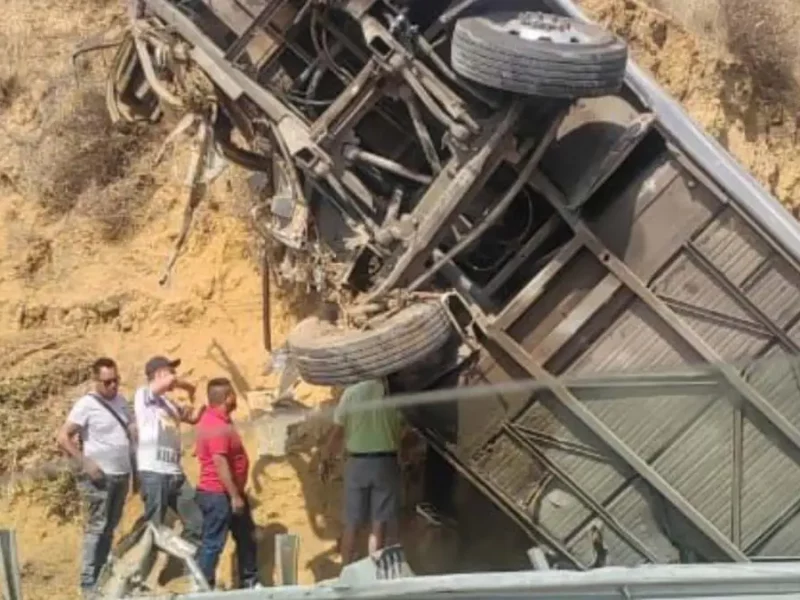 Dos muertos y 17 heridos deja volcadura de camión en la autopista México-Puebla