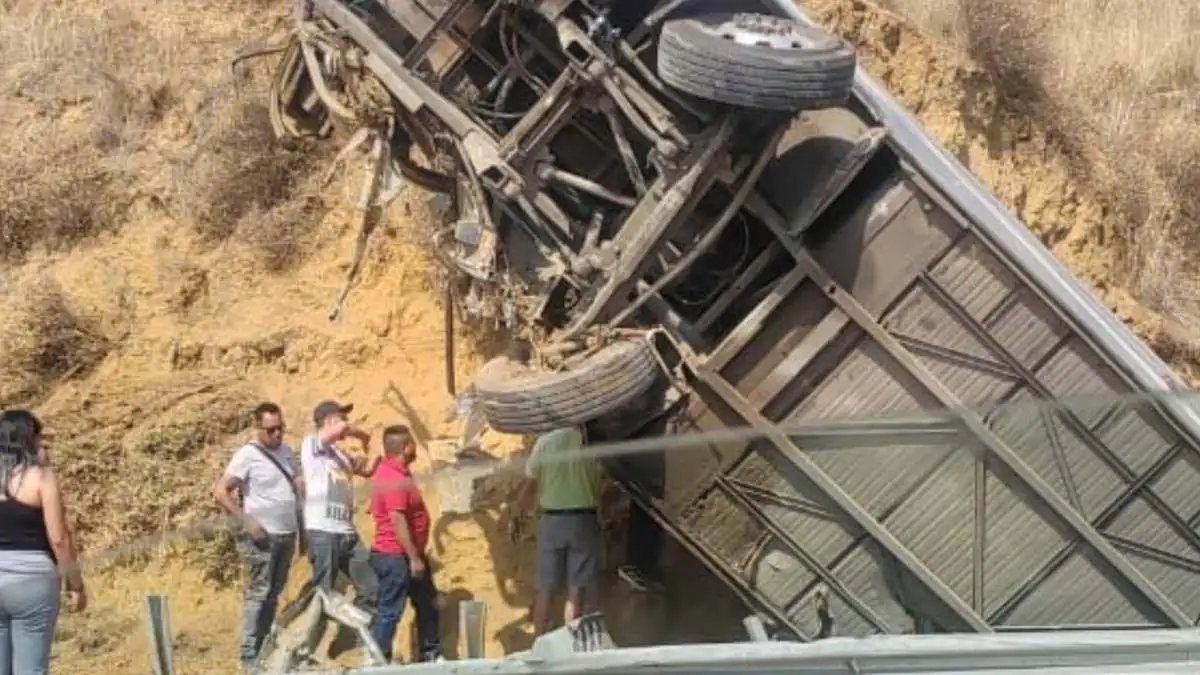 Cuatro personas muertas y 26 heridos tras volcadura de camión sobre la Autopista México-Puebla