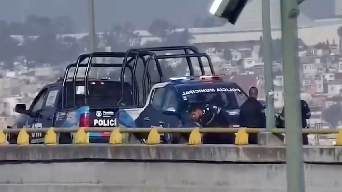 Policías de SSC evitan que hombre se arroje de un puente en Bosques de San Sebastián