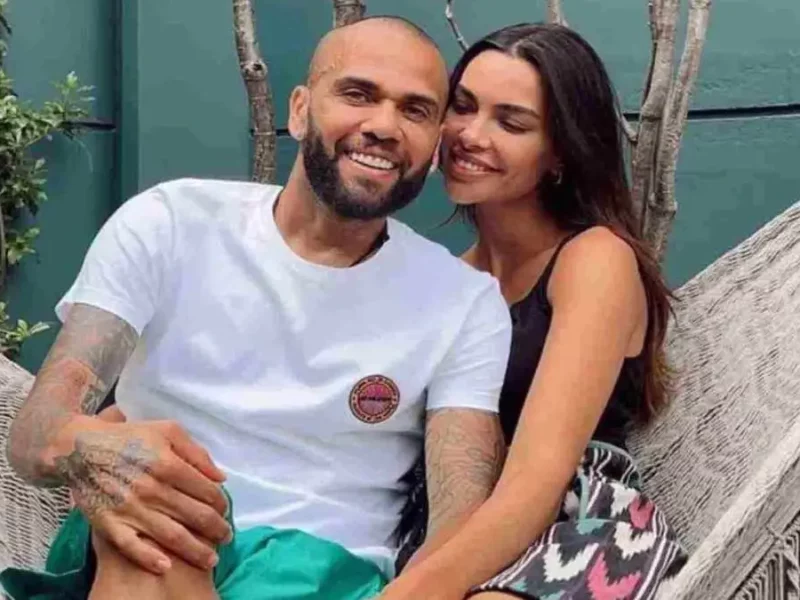 Dani Alves reaparece paseando con su esposa Joana Sanz tras salir de prisión