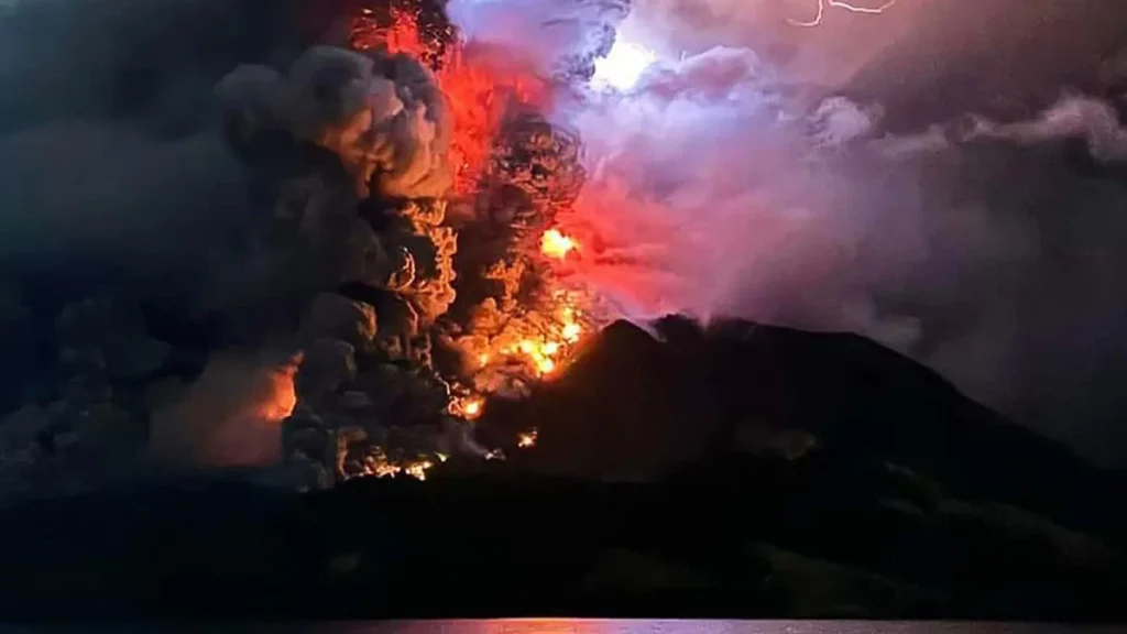 Volcán Ruang, en Indonesia, registra erupciones; hay riesgo de tsunami
