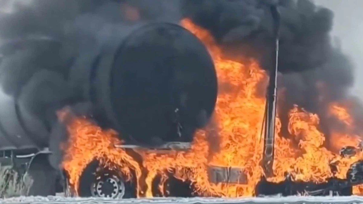 Tren impacta a tráiler con etanol y explota cabina en Palmar de Bravo