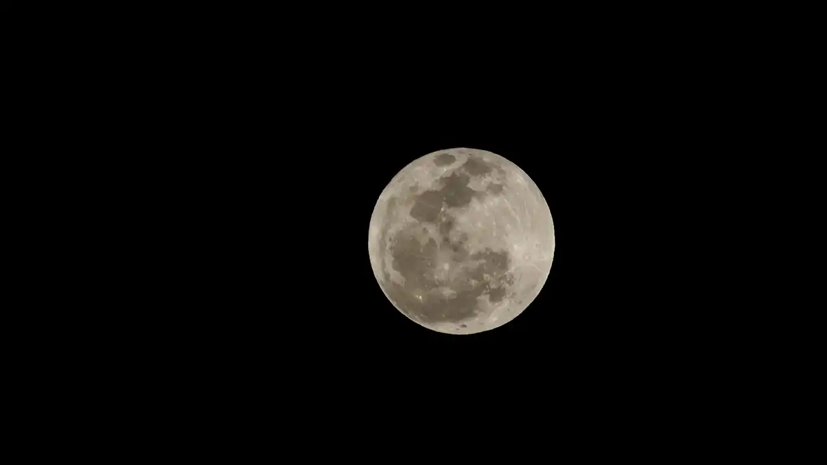 Así luce la Luna Rosa 2024, desde la ciudad de Puebla