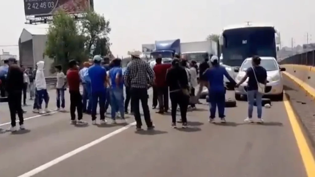Bloquean autopista México-Puebla en protesta por perforación de pozo en Xoxtla