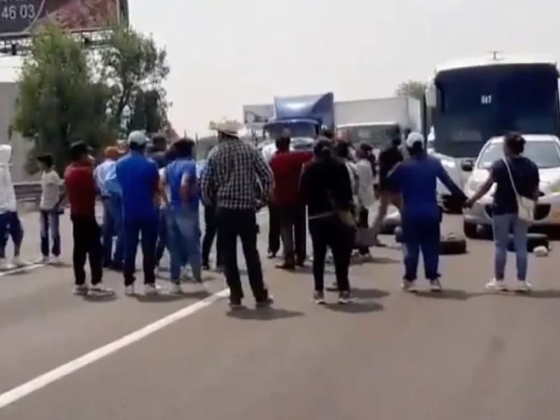 Bloquean por cinco horas la autopista México-Puebla en protesta por perforación de pozo