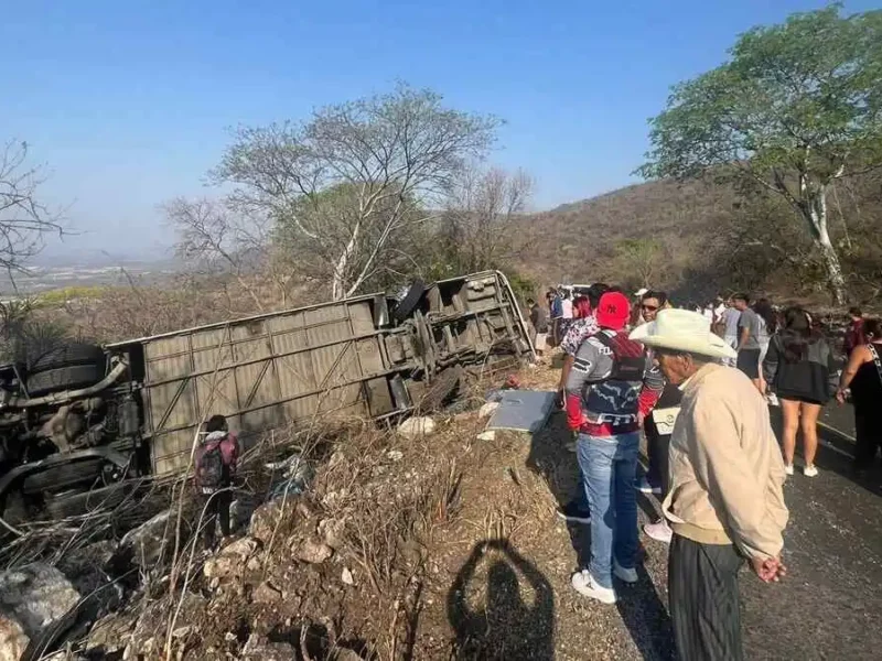 Vuelca camión en Huehuetlán El Grande; dos muertos y más de 10 lesionados