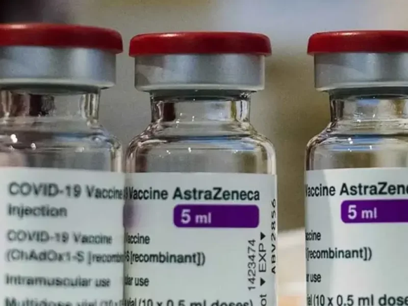 AstraZeneca reconoce que su vacuna COVID puede provocar trombosis