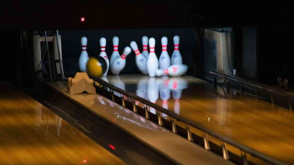 Bola golpeando bolos en el Boliche La Noria Pro.