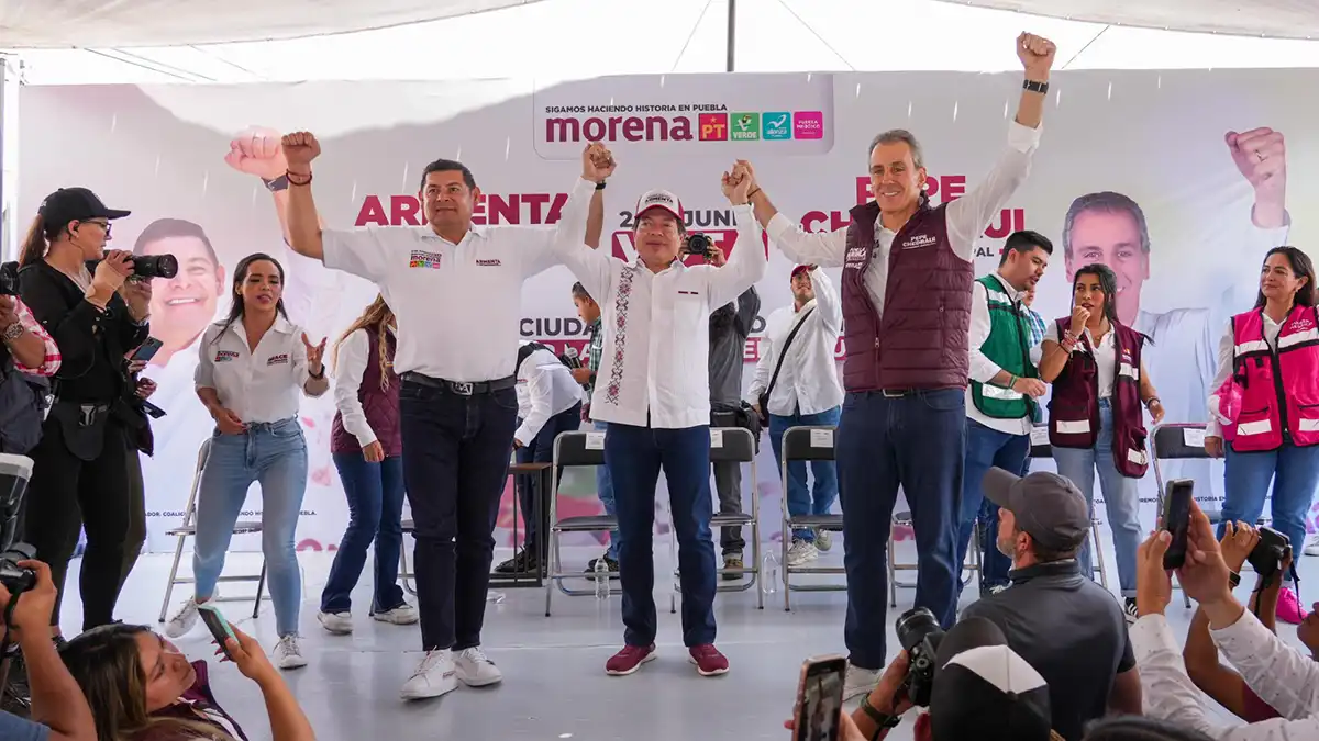 Mario Delgado arropa a Alejandro Armenta y Pepe Chedraui en Puebla