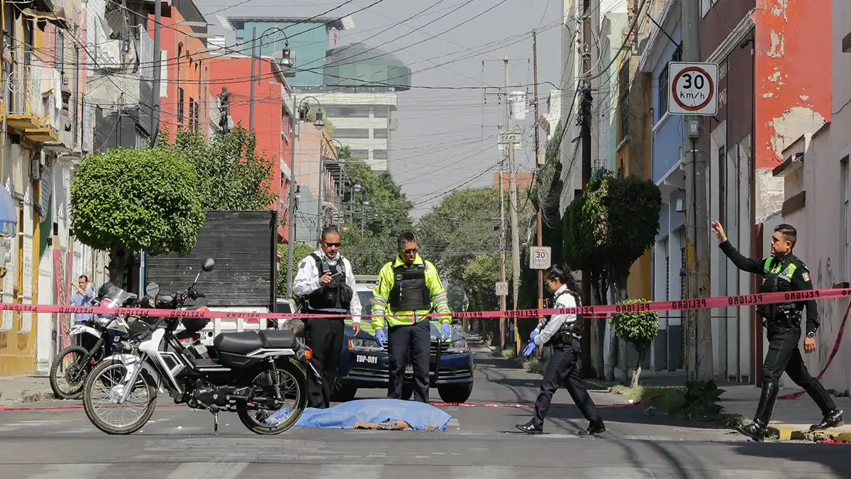 Muere motociclista atropellado al pasarse semáforo en rojo frente a la Arena Puebla