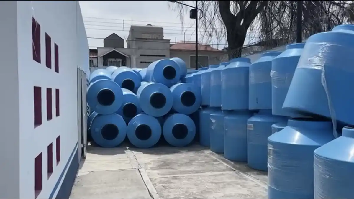 Ayuntamiento de Puebla reparte tinacos azules; niega uso electoral y acusa "difamación