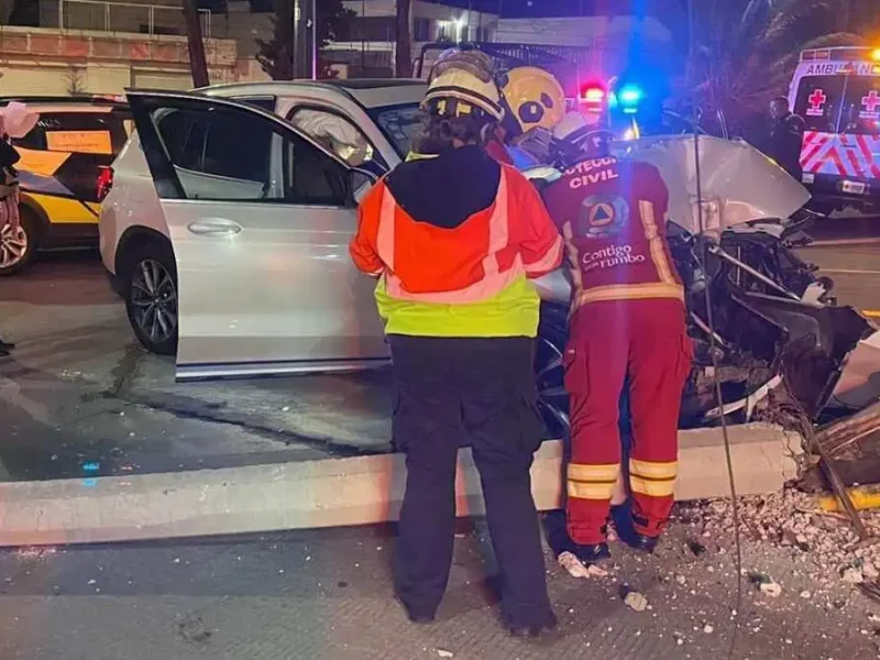 Abandona su BMW y a su acompañante tras chocar con dos postes en Puebla