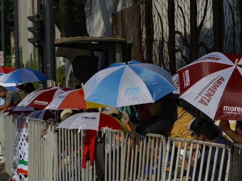 “Batalla de sombrillas” con propaganda política en el desfile del 5 de Mayo