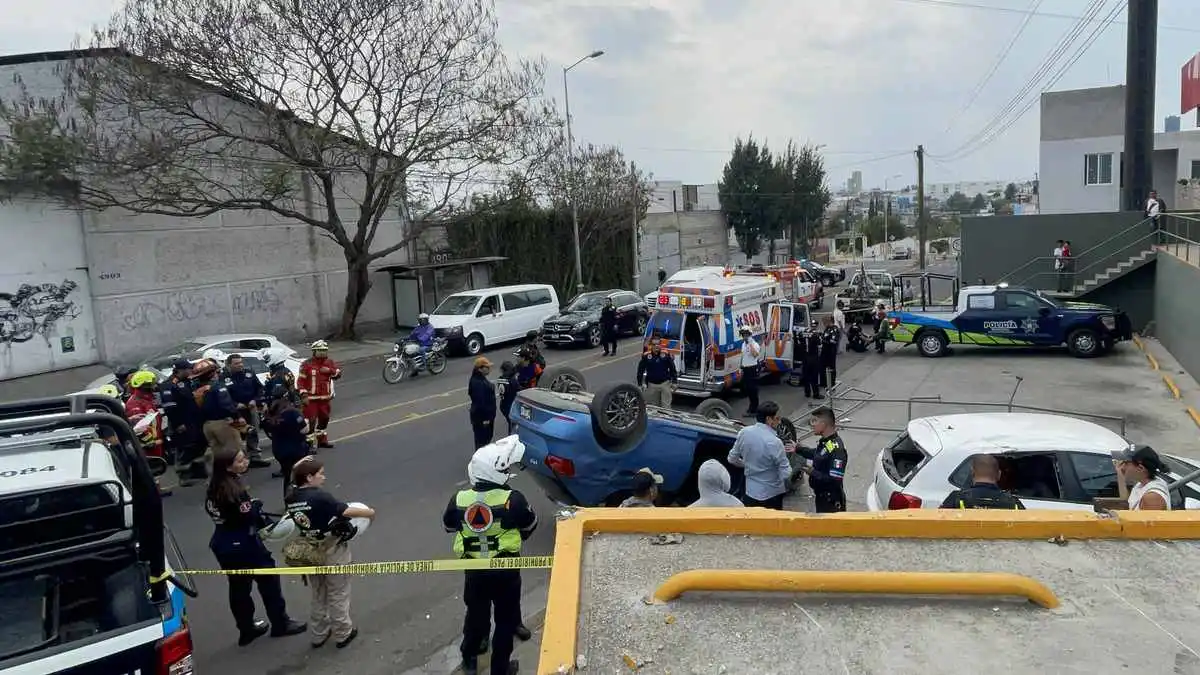 Ebrio sale “volando” del estacionamiento de un Oxxo en Puebla