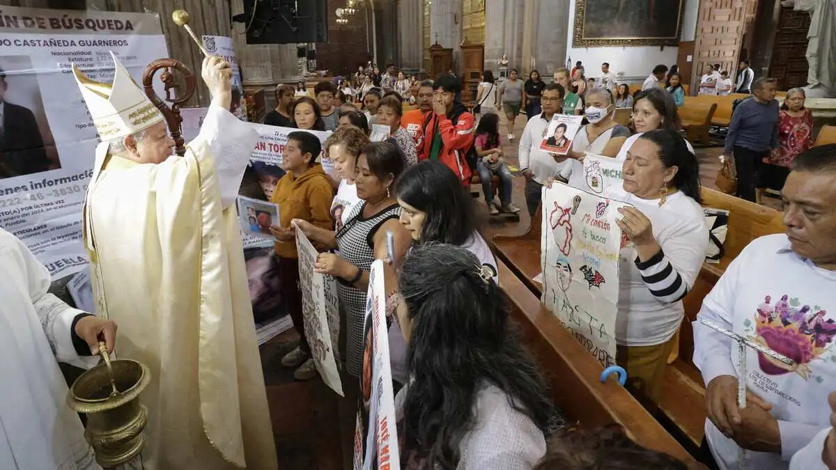 Madres Buscadoras acuden a misa a la catedral de Puebla