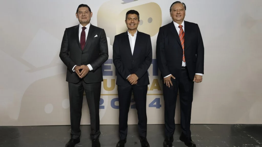 Entre porras e invitados llegaron al debate los candidatos a la gubernatura de Puebla