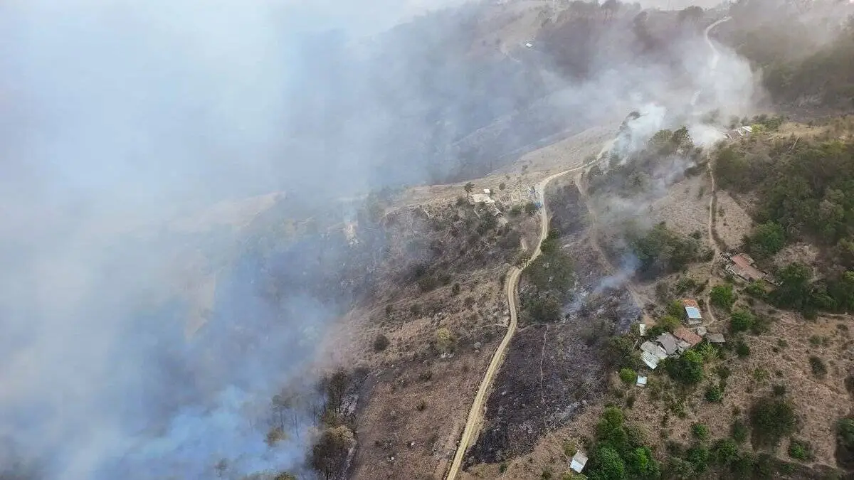 Suspenden clases en siete escuelas de Zacatlán por incendio forestal