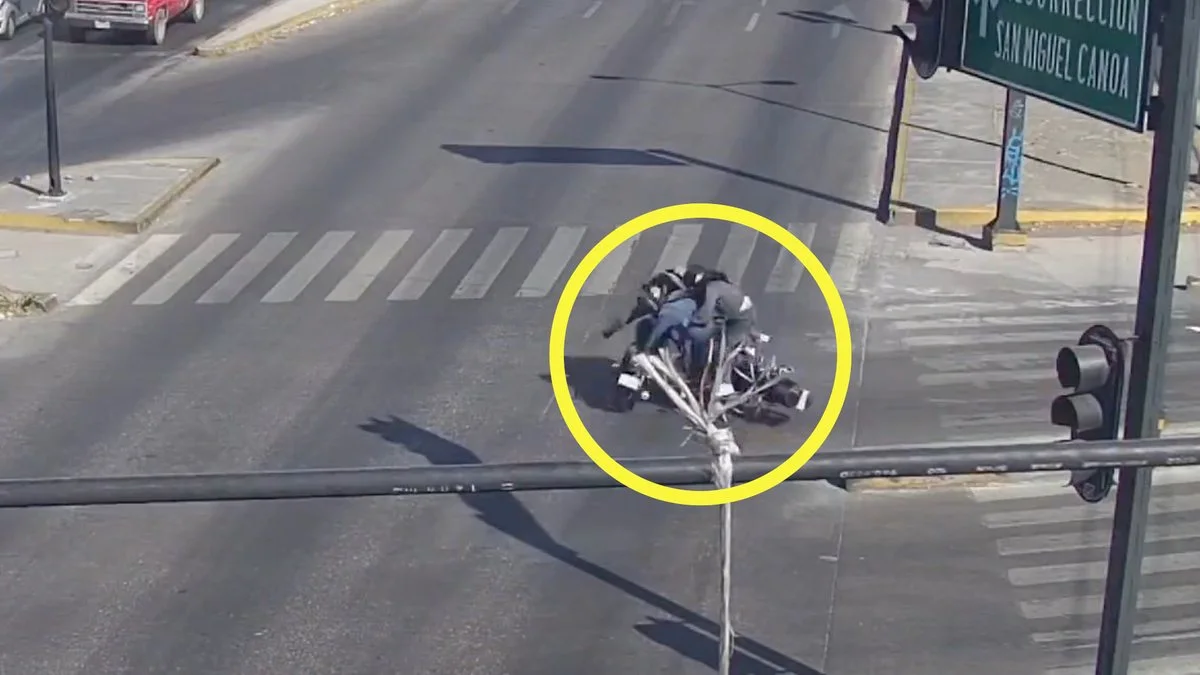 Imprudencia de motociclistas provoca choque en el bulevar 18 de noviembre