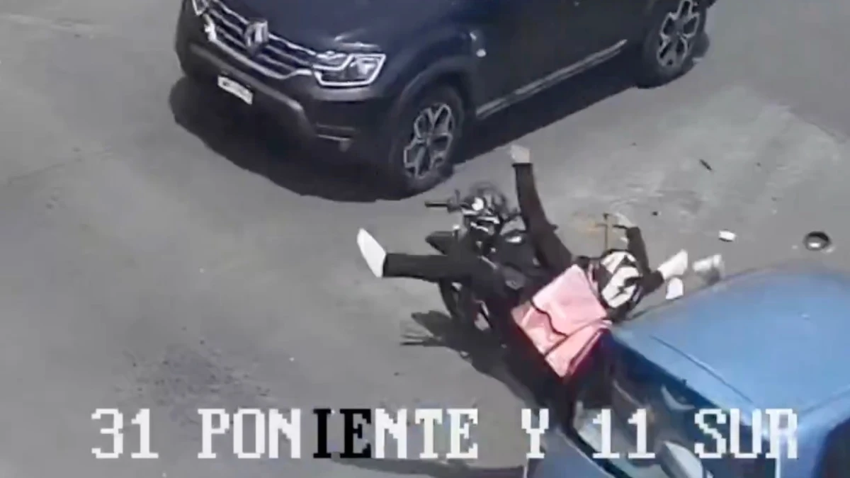 Motociclista choca y sale girando tras imprudencia la 31 Poniente y 11 Sur en Puebla