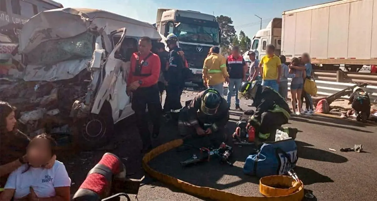 Choque de camión del centro escolar de Teziutlán deja 12 lesionados, en autopista Puebla-Orizaba