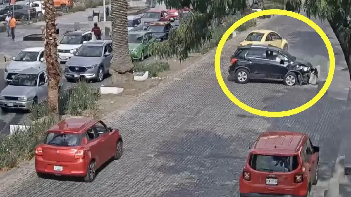 Por revisar el celular, conductor choca en la Avenida Juárez