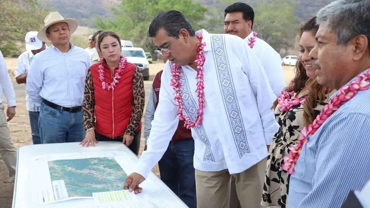 Gobernador de Puebla supervisa rehabilitación de carreteras