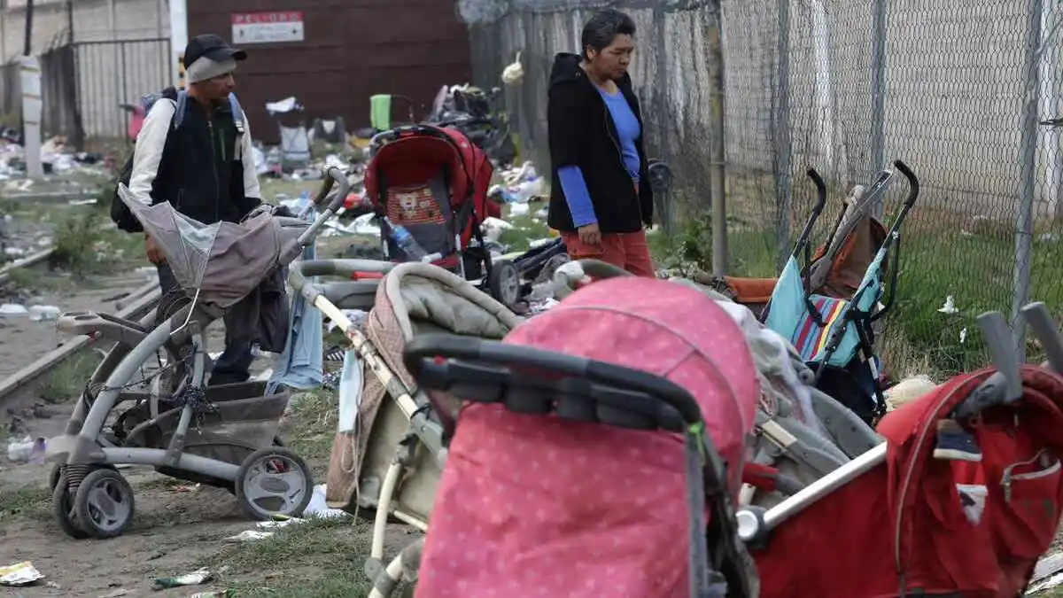 Migrantes dejaron botadero de comida y carriolas junto a vía del tren en Puebla