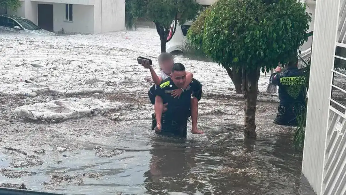 Salvan a niña atrapada en inundación por granizada en la capital poblana