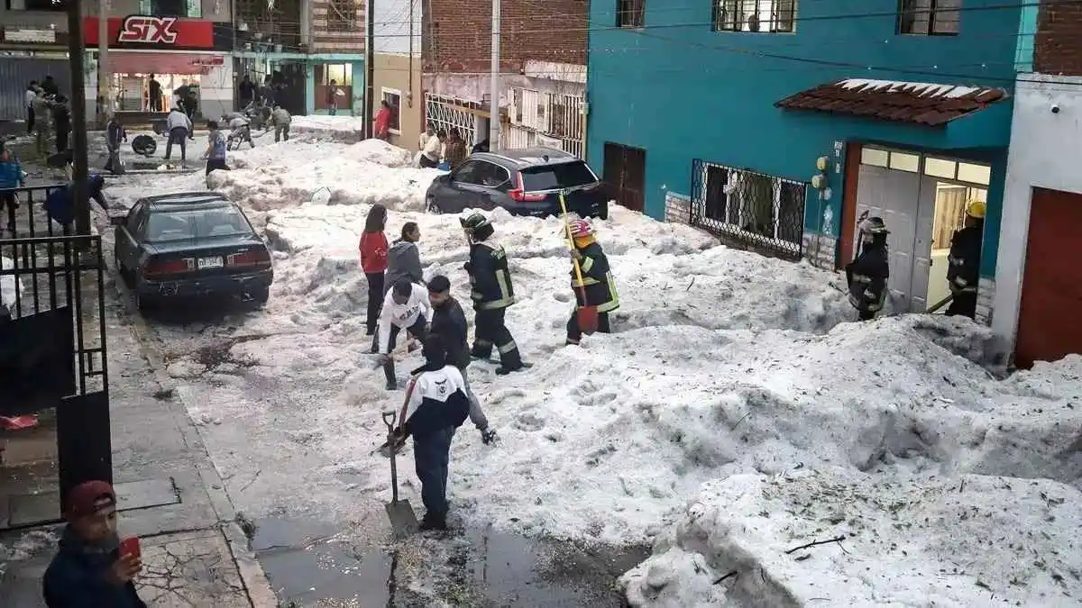 Bloques de hielo en calles de Puebla tras intensa granizada