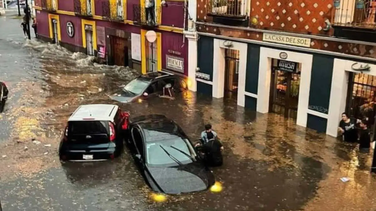 Lluvia y granizada provocan calles inundadas en el centro y apagón en la Juárez