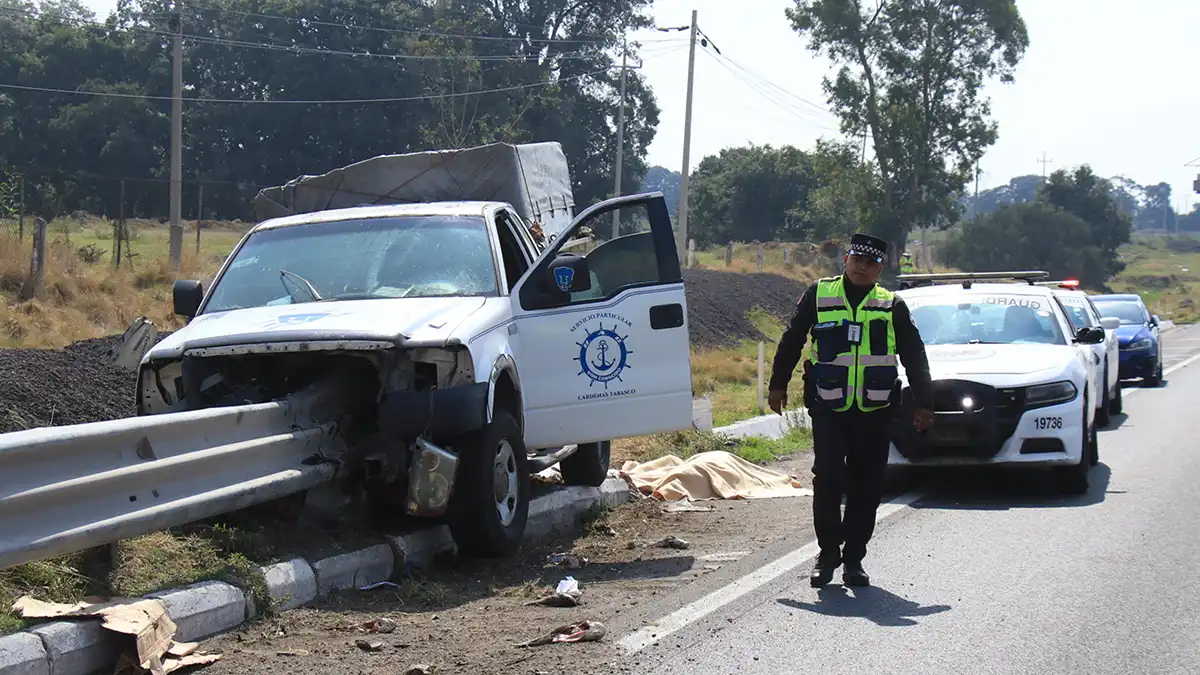 Muere un hombre al impactar su camioneta con muro de contención en la autopista Puebla-Orizaba