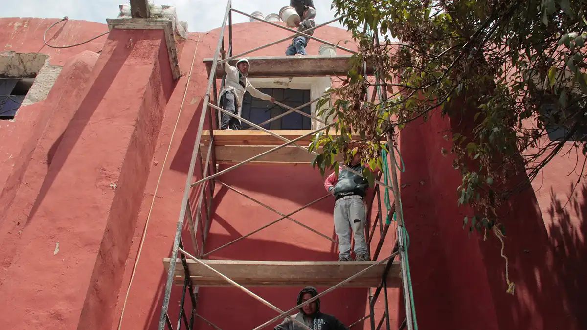 Ser albañil en Puebla: trabajar por el mínimo y sin acceso a sistemas de salud